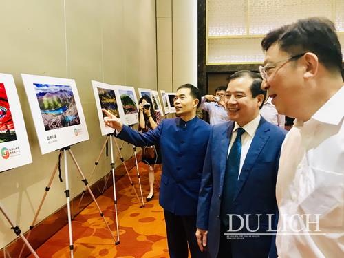 Phó Tổng cục trưởng TCDL Việt Nam Hà Văn Siêu tham quan triển lãm ảnh về Tứ Xuyên